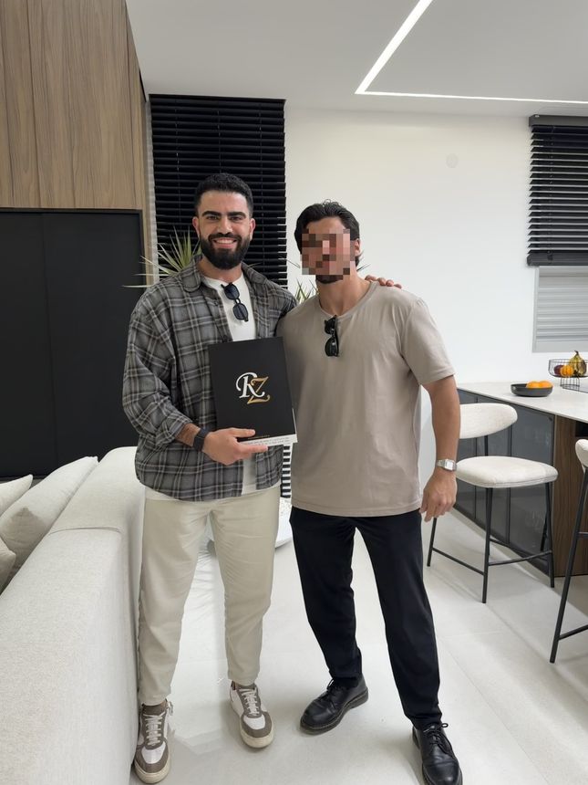 יובל אוזנה עם לקוח בדירה, אחרי החתימה